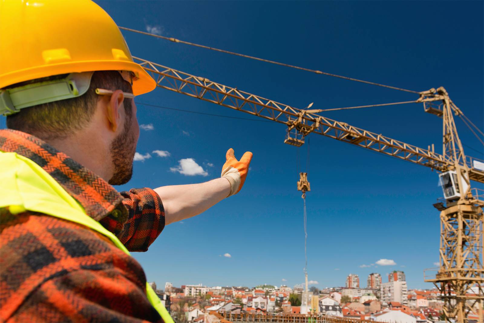 Évacuation de déchets par grue à Marseille