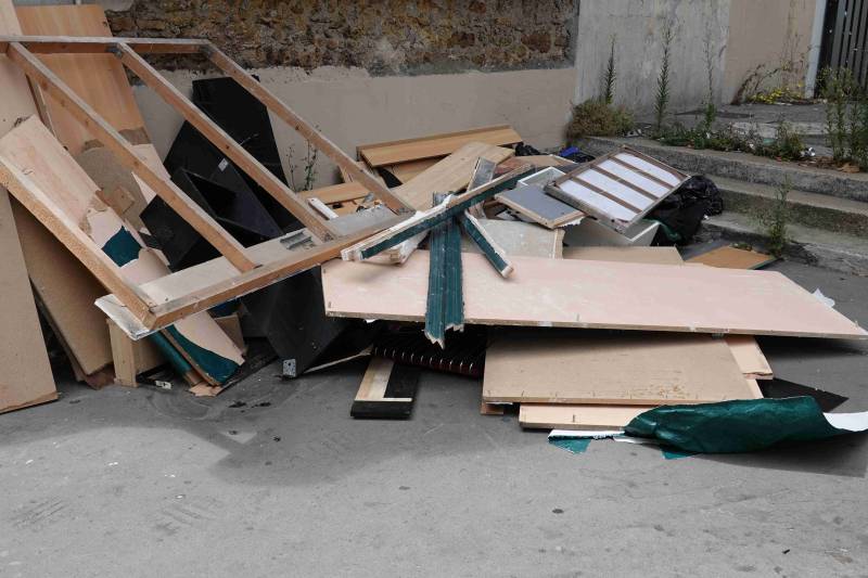 Location d’une benne DIB encombrants tout-venant pour débarrasser vos meubles vers Bagnols sur Cèze