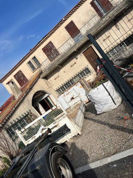 Location d'une benne 3 m3 gravats et d'une benne DIB 8 m3 (bois et plastique) à Avignon